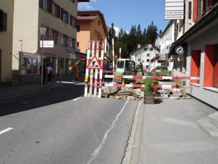 Absperrung Baustelle auf Strasse Parpanbau